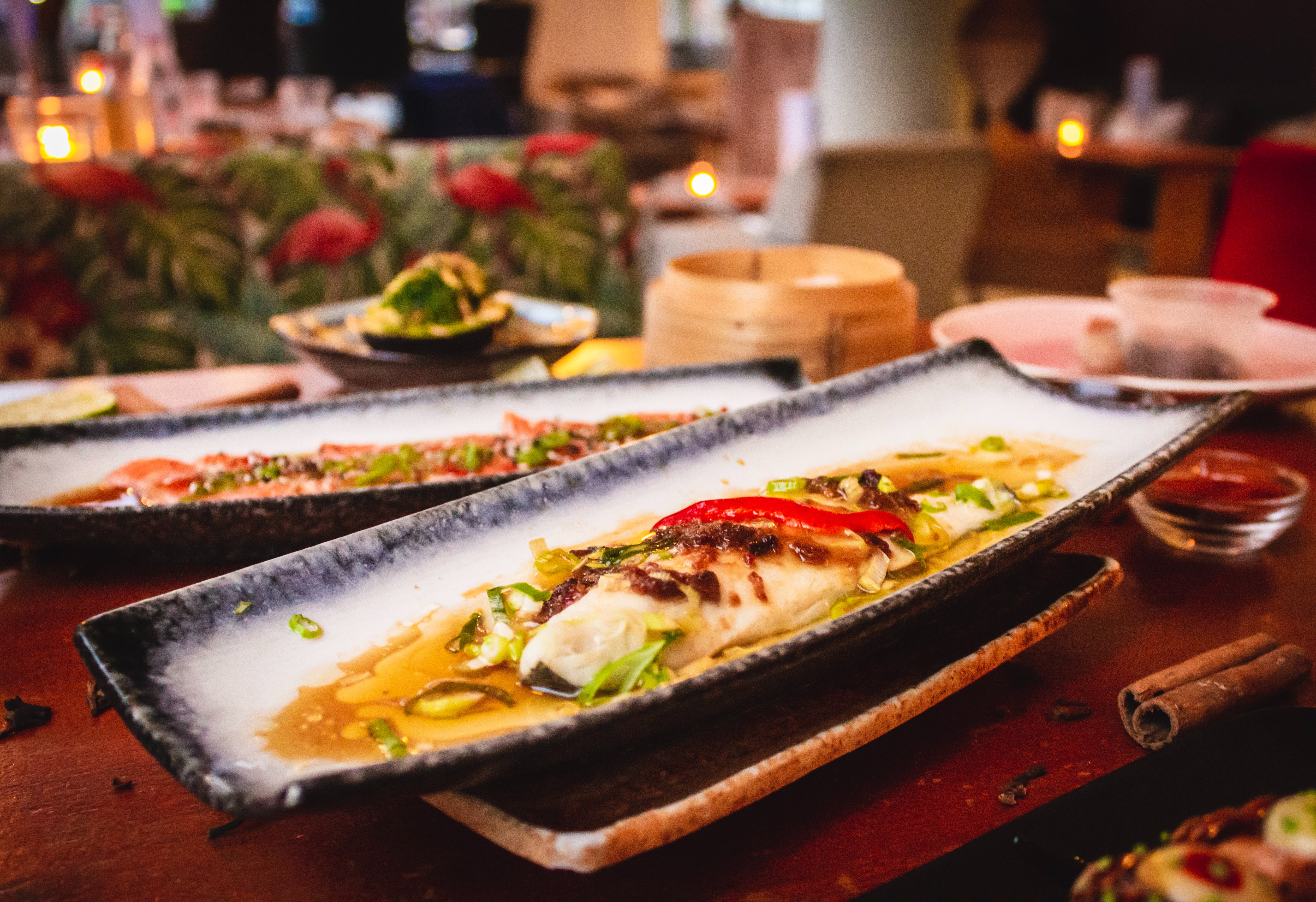 Assiette japonaise en long avec un poisson mariné