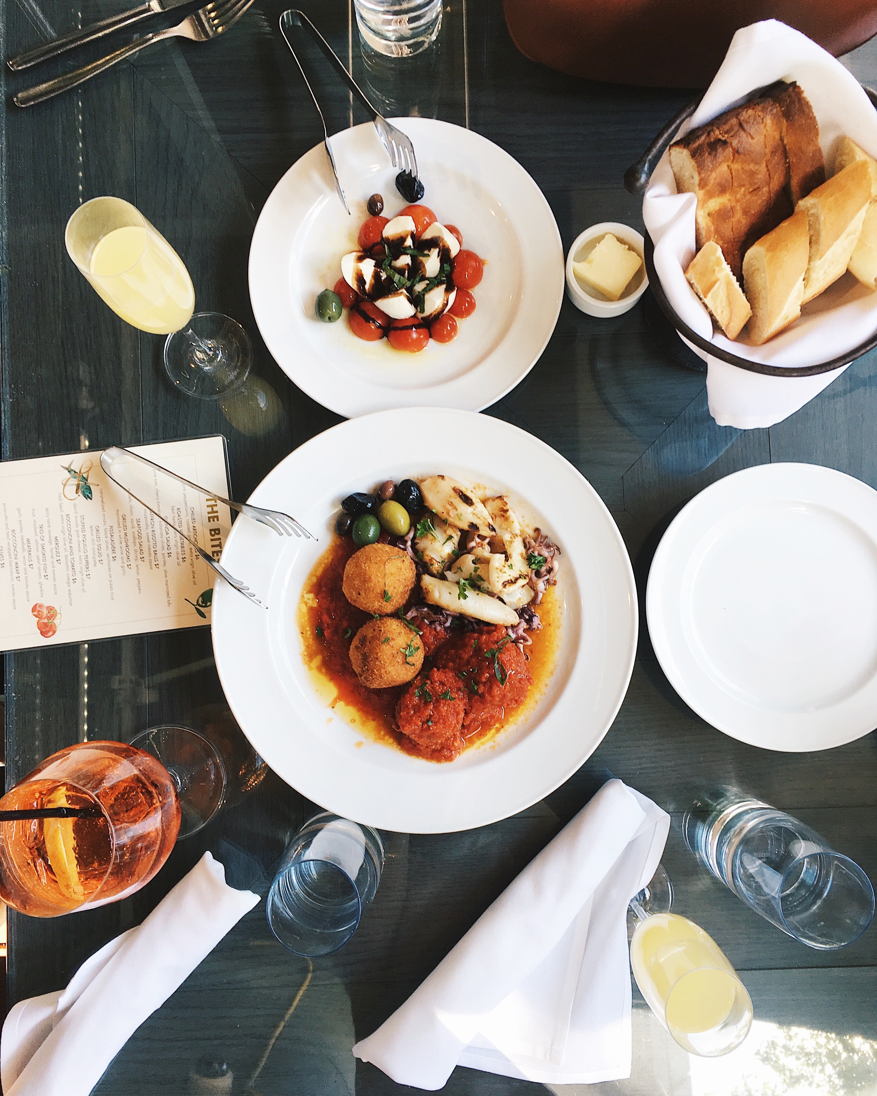 Assiette avec des croquettes de pomme de terre, des boulettes de viandes et des olives