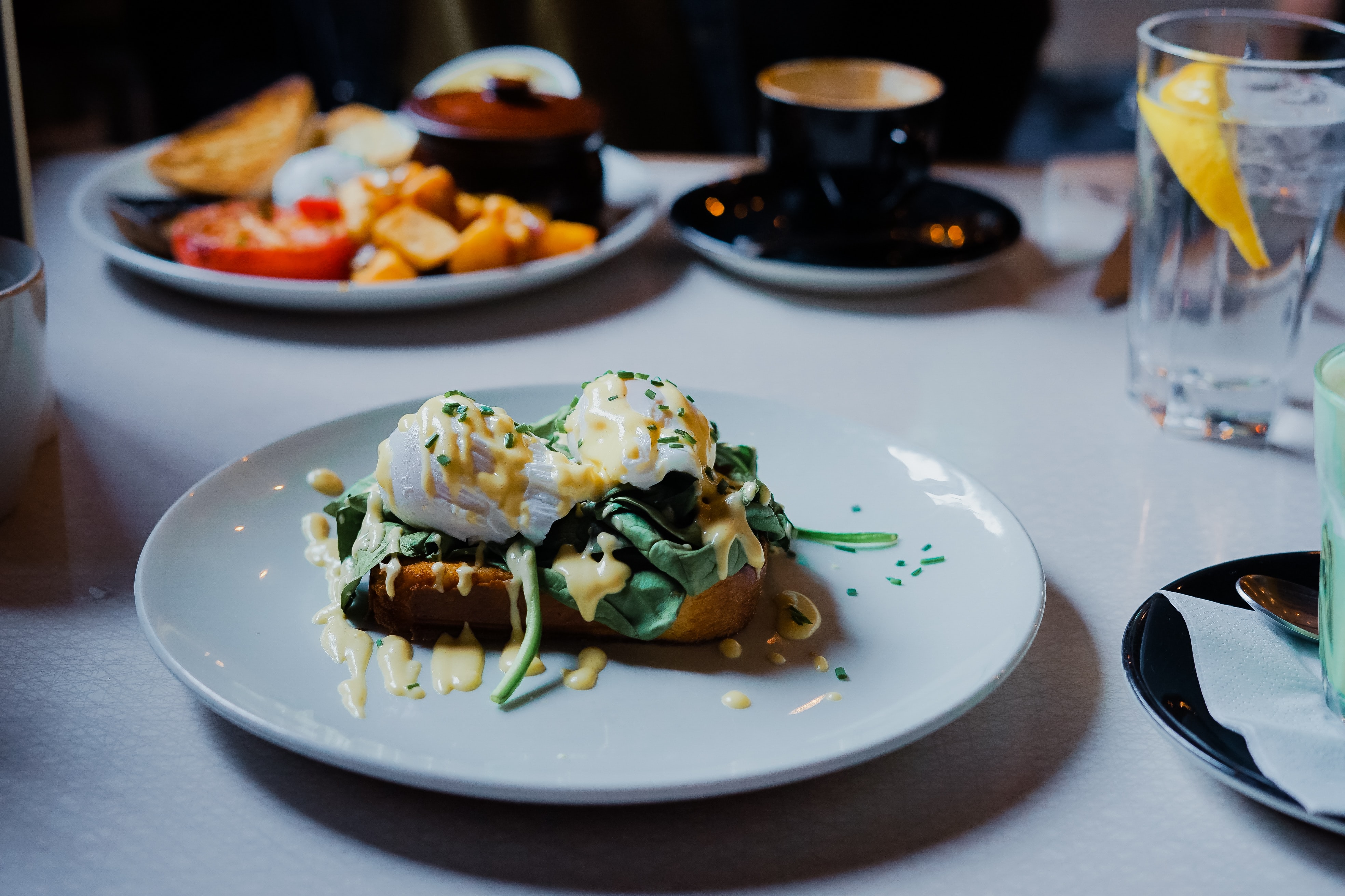 Assiette d'une tartine de pain avec des oeufs et de la salade